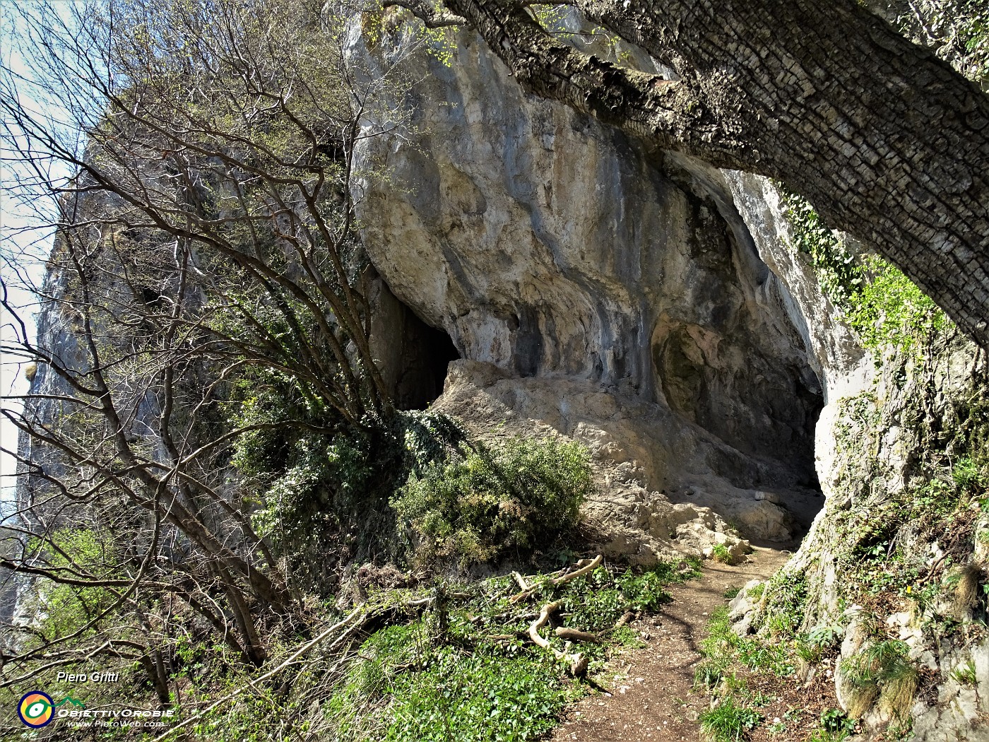72 La grotta-nascondiglio quella a sx impervia da raggiungere.JPG